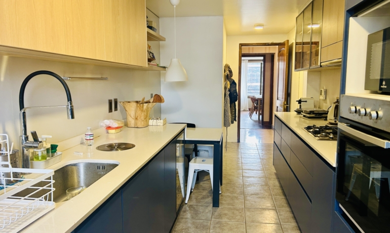 A Pasos Plaza El Hoyo, impecable  100% remodelada 4  dormitorios